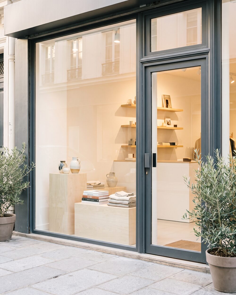 La devanture vitrée d’un concept-store à Paris.
